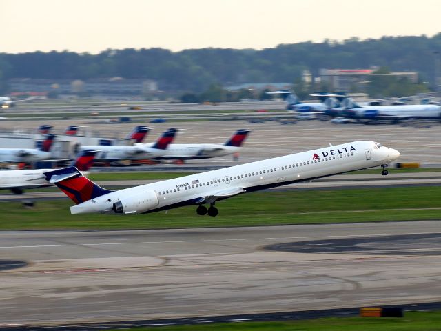 McDonnell Douglas MD-90 (N943DN)