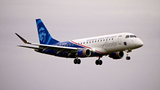 Embraer 175 (N651QX) - QXE2675 from KSAN on final to KPAE Rwy 16R on 12.19.19. (ERJ-175LR / cn #17000812).