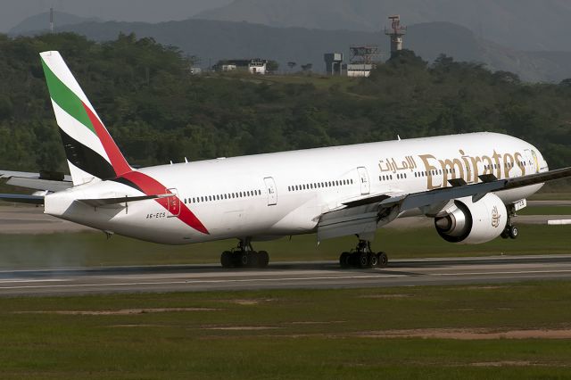 Boeing 777-200 (A6-ECS) - Landing rwy28 - Galeão apt (rio de Janeiro)