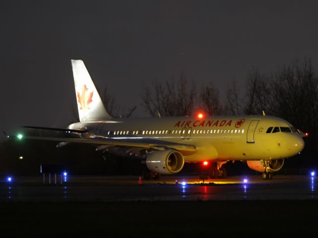 Airbus A320 (C-FZUB) - Holding short of Rwy 25.    1.3 second exposure