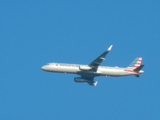 Airbus A321 (N125AA) - An American Airlines Airbus A321 Flies By While Approaching Dulles Int Airport Runway 1C, You Can Know What Each A320 Family Member Looks Like If/Or You Are Spotting, The A318 Is The Shortest, The A319 Is The Second Shortest, (But Normally For Most Airports And Airlines The A319 Is The Shortest You Will Ever Normally See) The A320 Is The Third Shortest, And The A321 Is The Largest, At Cruising Altitude The A321, If You Are Not Tracking And Are Spotting "Blind" (You Don't Have Radar To Track And Know What's Coming), Then It Can Often Be Confused As A Boeing B757-200 Due To The Big Stretch, (The A321 Often Confuses Me As A B757-200) But Up Close, At This Altitude (Or Lower) The Difference Between A A321 And A B757-200 Is Very Obvious 