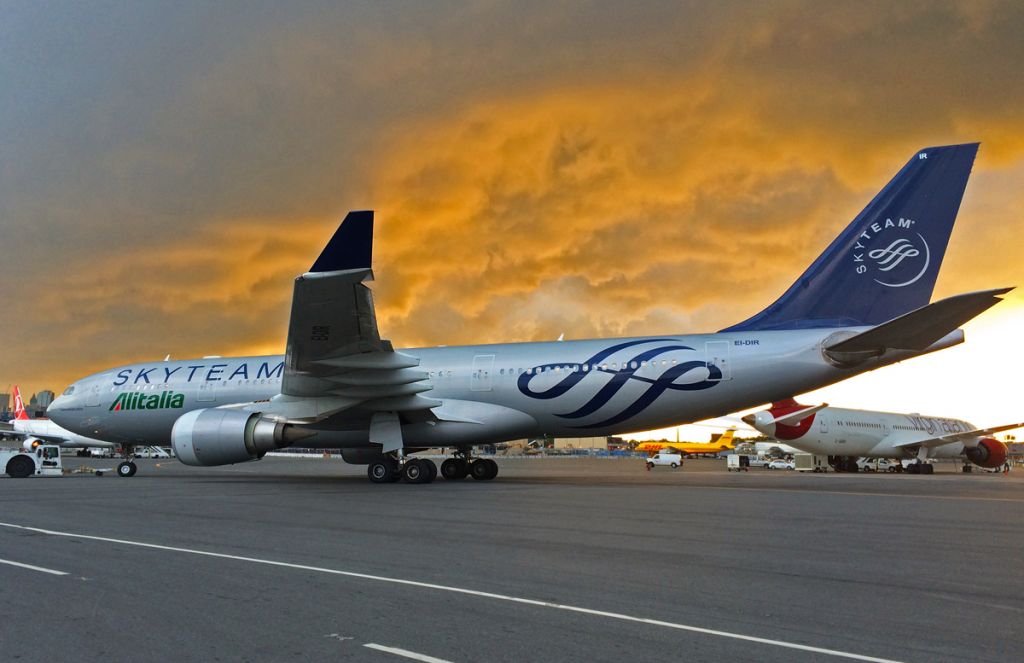 Airbus A330-200 (EI-DIR) - Sky Team special before the storm !