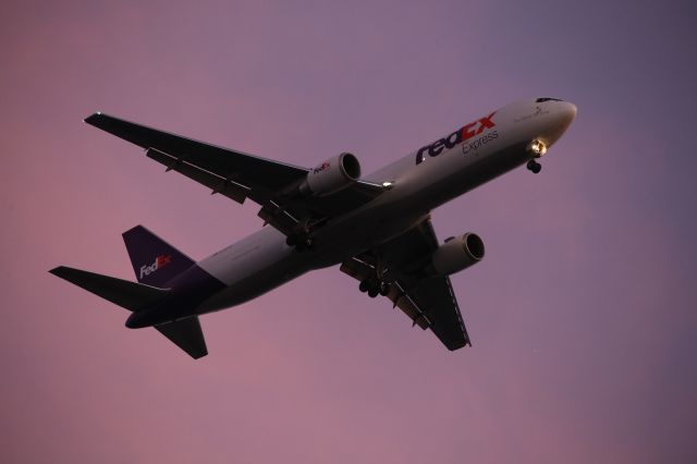 BOEING 767-300 (N152FE)