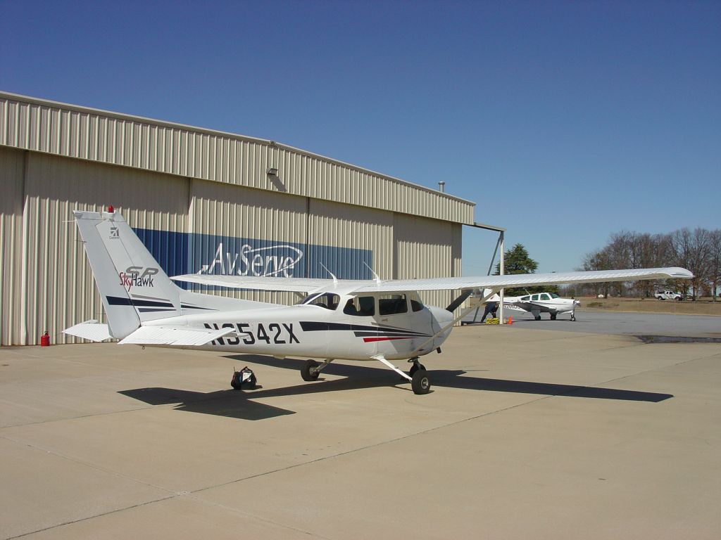 Cessna Skyhawk (N3542X) - Avserve ramp at Donaldson Airport in Greenville, South Carolina.