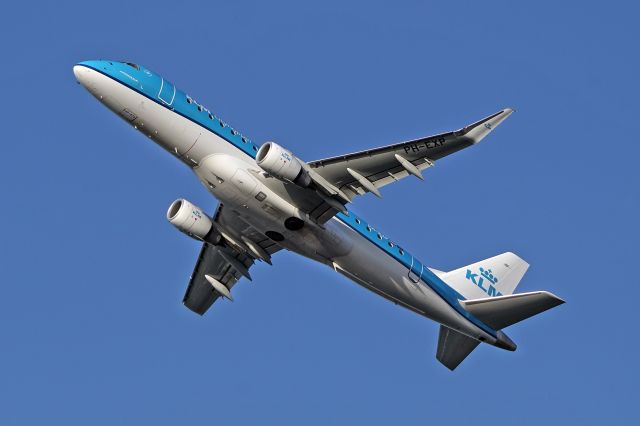 Embraer 175 (PH-EXP) - after take off at DUS / EDDL 11.27.2021