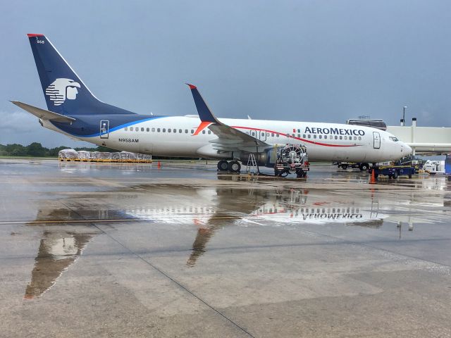 Boeing 737-800 (N958AM) - AeroMexico diversion into TPA.