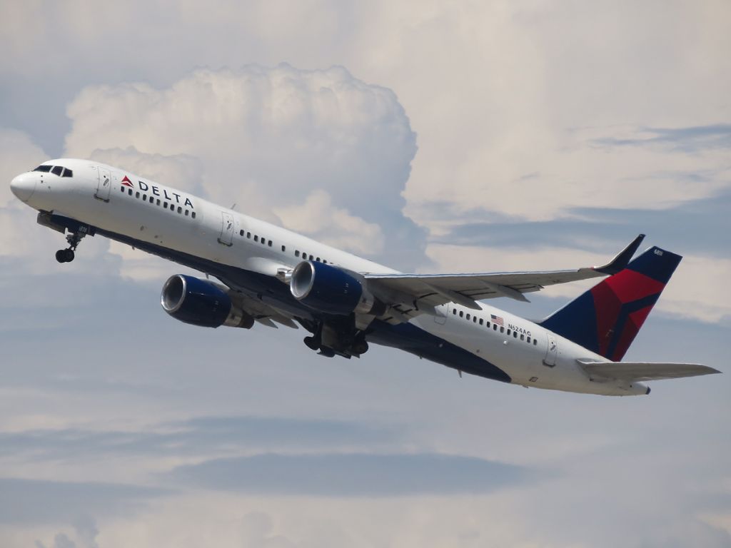 Boeing 757-200 (N624AG) - This well traveled Boeing 757 climbs out amongst a backdrop of summer thunder bumpers. July 2015