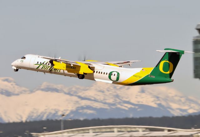 de Havilland Dash 8-400 (N407QX) - Recently painted with Alaska title and University of Oregon Ducks sports team colour. 24 March 2012