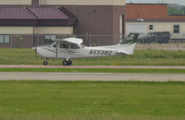 Cessna Skyhawk (N559ND) - N559ND taxing to Runway 15 in Sioux Falls SD on 6-12-15