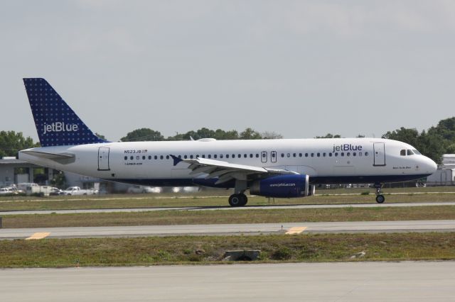 Airbus A320 (N523JB) - JetBlue Flight 341 (N523JB) arrives on Runway 14 at Sarasota-Bradenton Interational Airport following a flight from John F Kennedy International Airport