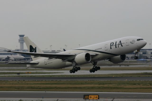 Boeing 777-200 (AP-BGK) - July 29, 2005 - departed from Toronto as weather was getting darker at dinner time 