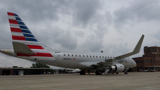 Embraer 175 (N434YX)