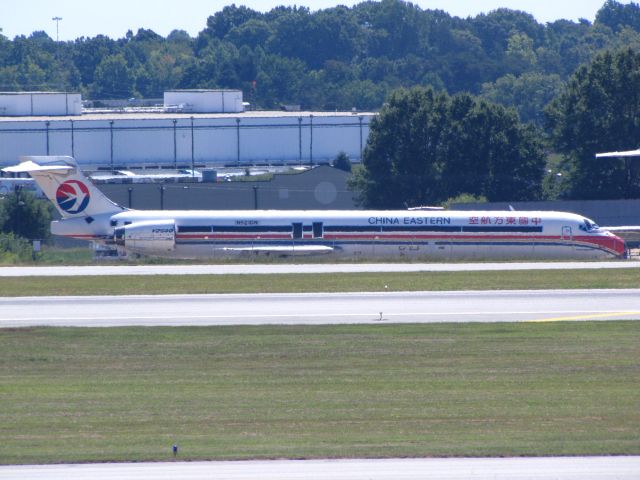 McDonnell Douglas MD-90 (N921DN)