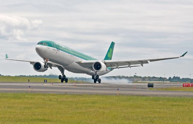 Airbus A330-300 (EI-DUZ) - smoke show 04R landing for St.Aoife