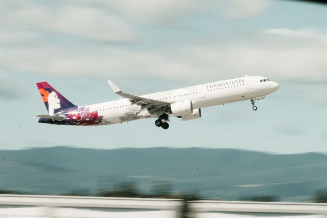 Airbus A321 (N215HA) - Photo taken by @planesthetics (instagram): Hawaiian Airlines Airbus A321 taking off from KSJC.