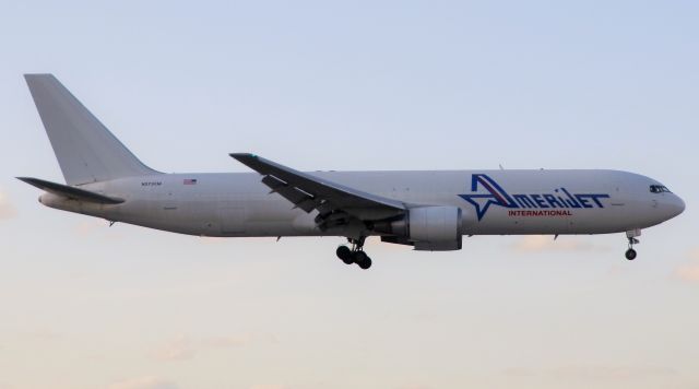 BOEING 767-300 (N373CM)