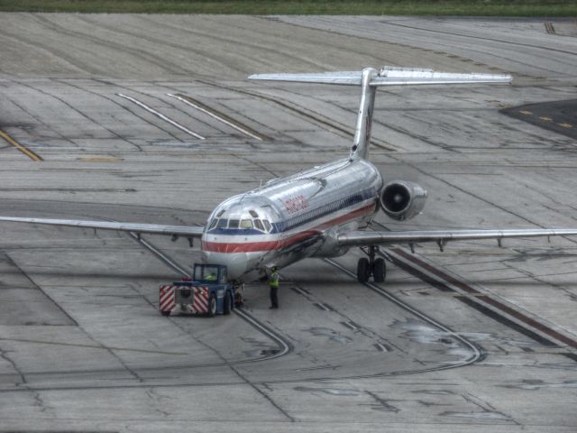 McDonnell Douglas MD-83 —
