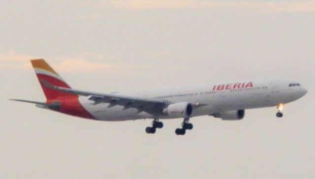 Airbus A330-300 (EC-LZJ) - On finals at Dusk