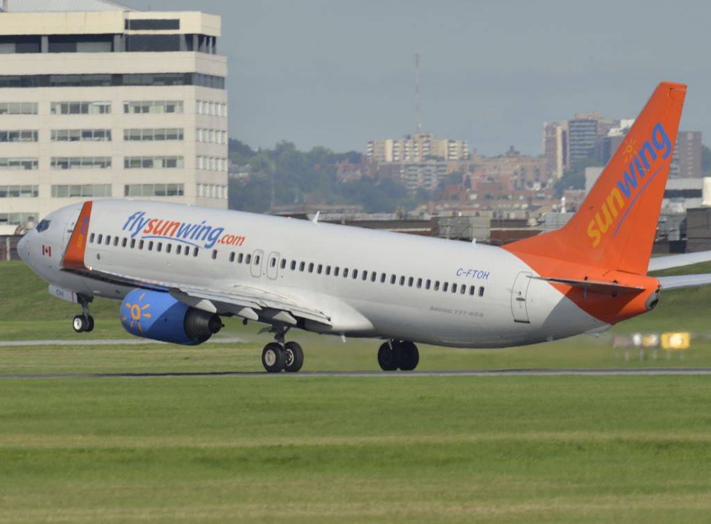 Boeing 737-800 (C-FTOH)