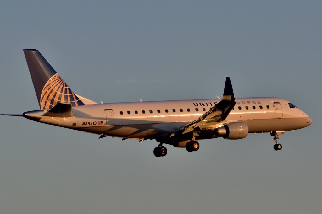 Embraer 170/175 (N89313)