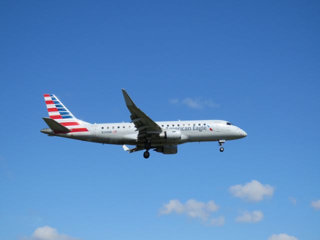 Embraer 170/175 (N246NN)