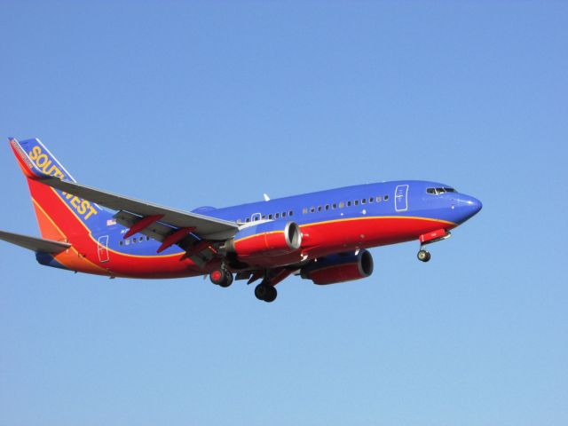 Boeing 737-700 (N759GS) - Landing RWY 20R