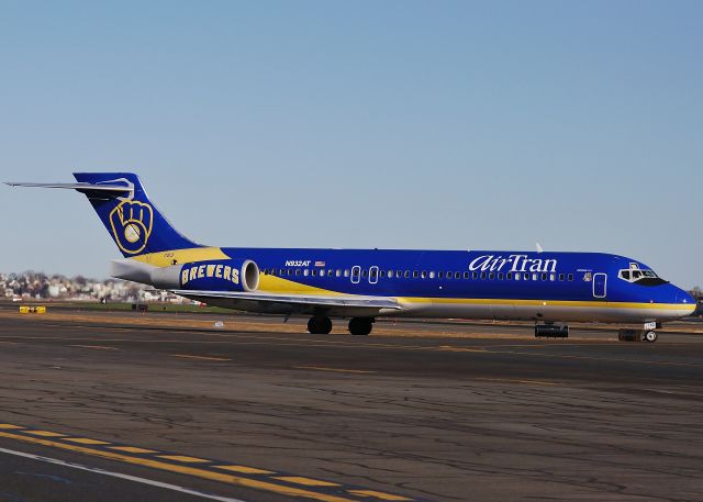 Boeing 717-200 (N932AT) - Brewers Baseball Plane !