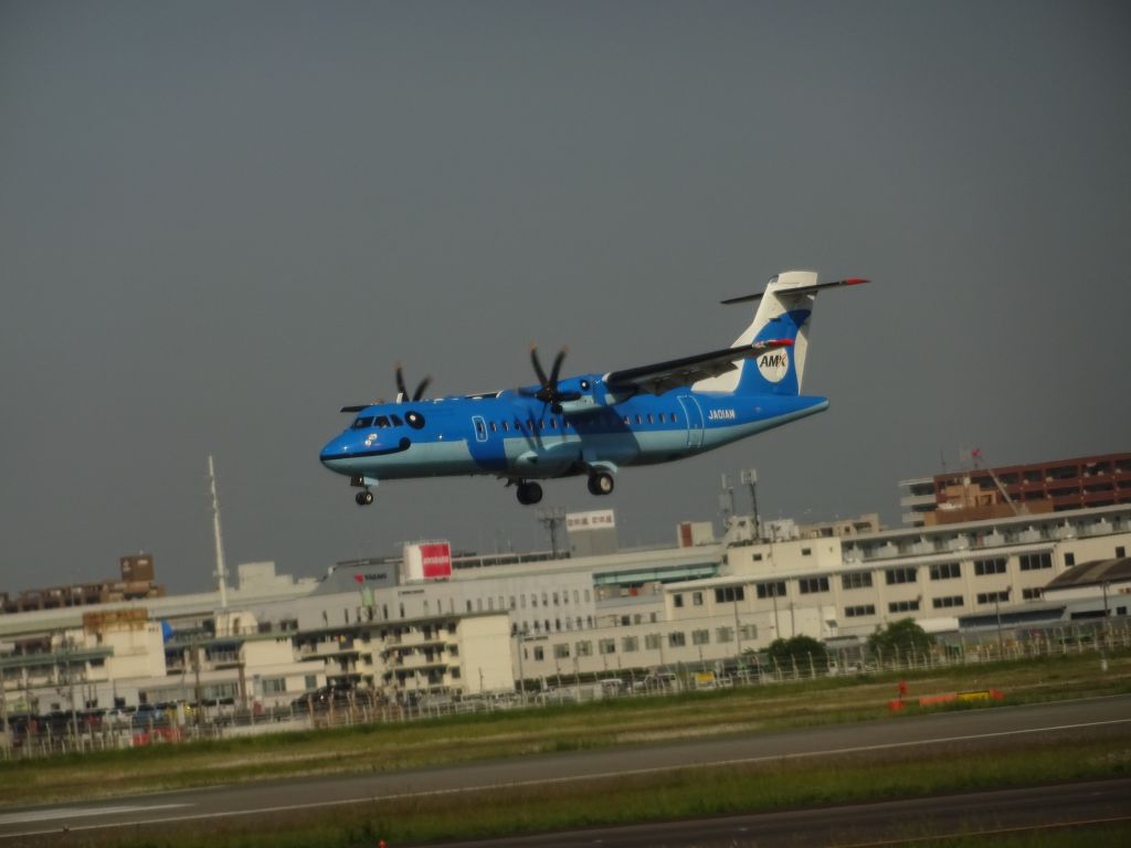 JA01AM — - 福岡空港誘導路上から撮影