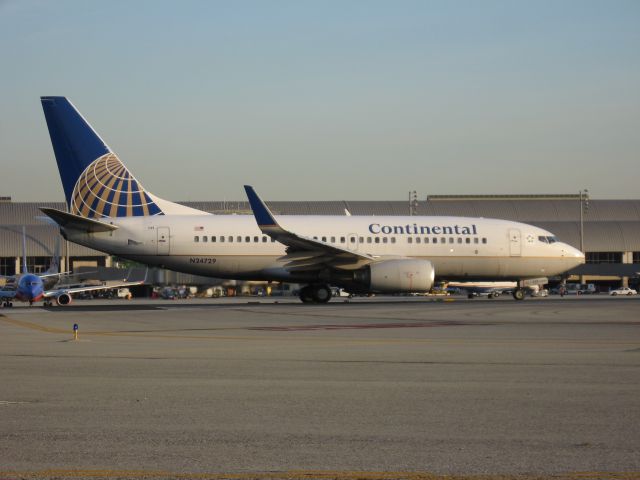 Boeing 737-700 (N24729) - Holding on RWY 19R