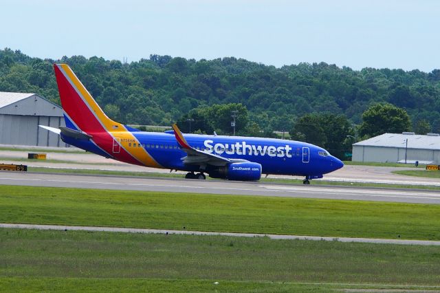 Boeing 737-700 (N758SW)