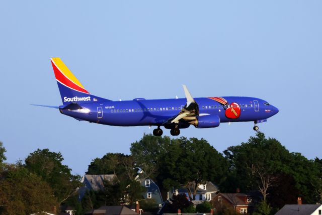 Boeing 737-800 (N8681M)