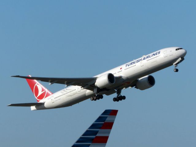 BOEING 777-300ER (TK-JJU)