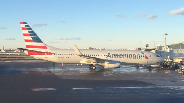 Boeing 737-800 (N824NN)