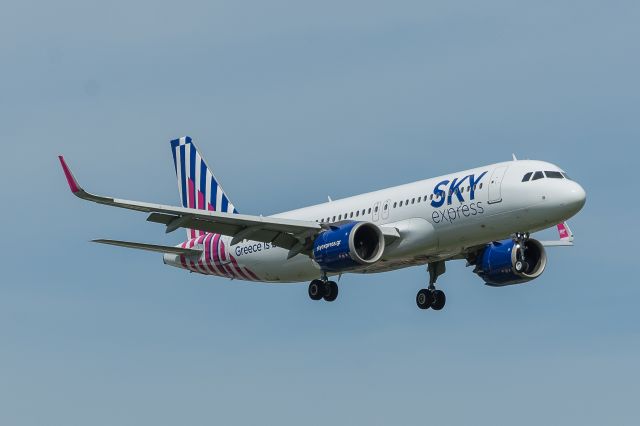 Airbus A320 (SX-NIG) - WAW Spotting
