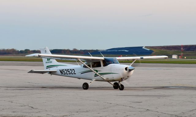 Cessna Skyhawk (N52522) - Eagle Aviation Cessna 172S N52522 in Willow Run Airport