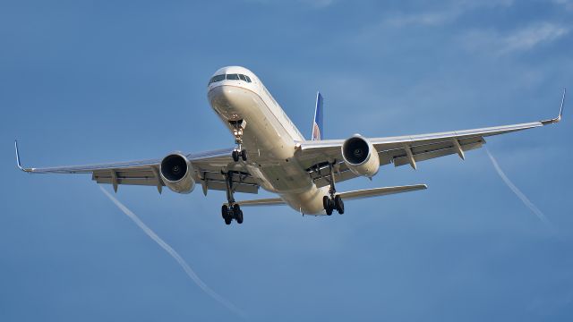 Boeing 757-200 (N14121) - What a beautiful aircraft the 757! A modern classic.