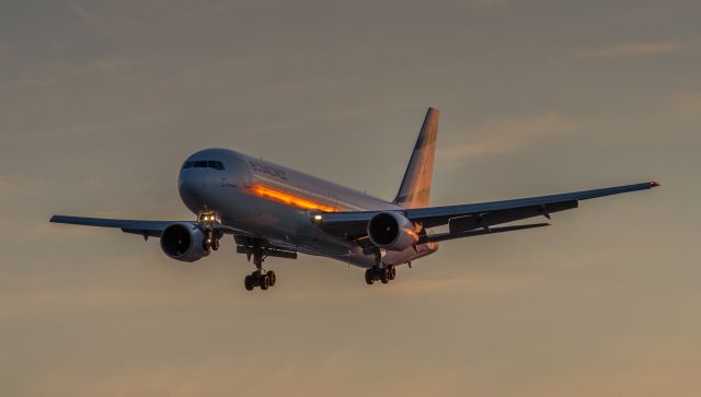 BOEING 767-300 (4X-EAK)