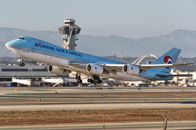 BOEING 747-8 (HL7609) - 12th August, 2024: Flight KE 2904 bound for Incheon Airport in Seoul taking off from runway 25R past the iconic space dome and control tower at LAX. 