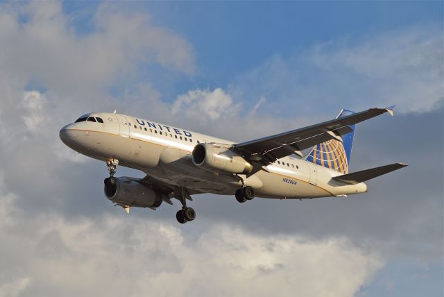 Airbus A320 (N828UA) - Airbus A319-131 of United Airlines, N828UA, MSN 1031 and 22 years old, is landing on the 05R runway in Mexico City Airport (Photo Jul 21th 2018).