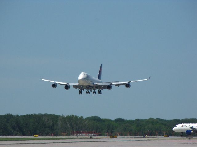 Boeing 747-400 (N664US)