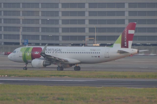 Airbus A320 (CS-TMW)