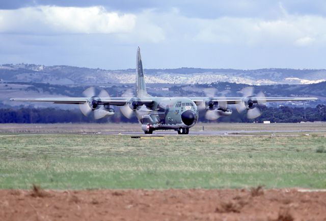 A97007 — - AUSTRALIA - AIR FORCE - LOCKHEED C-130H HERCULES (L-382) - REG A97-007 (CN 382-4787) - EDINBURGH RAAF BASE ADELAIDE SA. AUSTRALIA - YPED (17/9/1979) 35M SLIDE SCANED WITH A EPSON V700 PERFECT FLATBED SCANER AT 6400 DPI.