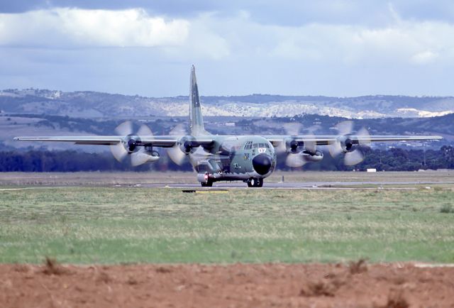 A97007 — - AUSTRALIA - AIR FORCE - LOCKHEED C-130H HERCULES (L-382) - REG A97-007 (CN 382-4787) - EDINBURGH RAAF BASE ADELAIDE SA. AUSTRALIA - YPED (17/9/1979) 35M SLIDE SCANED WITH A EPSON V700 PERFECT FLATBED SCANER AT 6400 DPI.