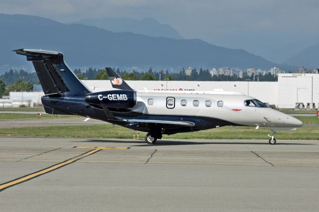 Embraer Phenom 300 (C-GEMB)
