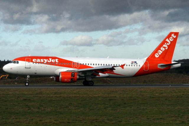 Airbus A320 (OE-IJR) - Landing on rwy 26 on 16-Jan-18 operating flight EZY2004 from LEVC.