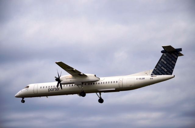 de Havilland Dash 8-100 (C-GLQR) - Approaching rwy 25 from Toronto on 11-Nov-13