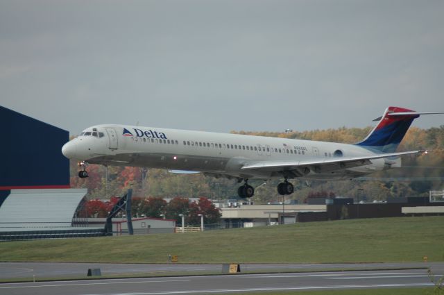 McDonnell Douglas MD-88 (N965DL) - this is a MD inbound on 18L    i can be reached at Truck10FMFD@aol.com