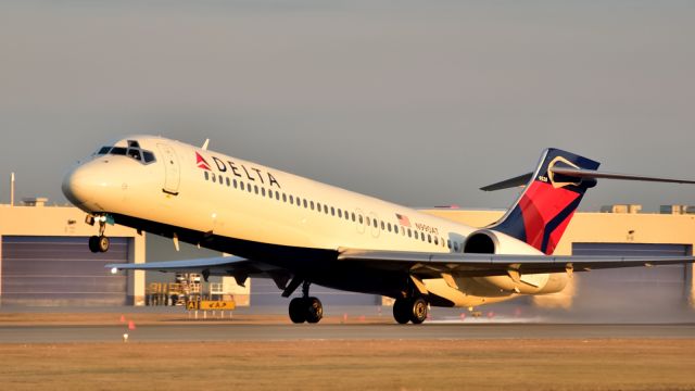 Boeing 717-200 (N990AT) - Lifting off from Rwy 24L to Atlanta (ATL/KATL)