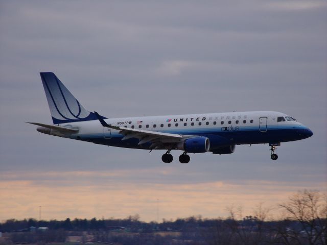 Embraer 170/175 (N657RW) - Short Final into Des Moines
