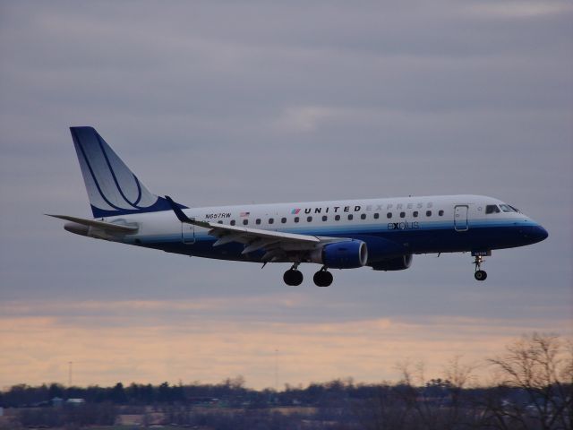 Embraer 170/175 (N657RW) - Short Final into Des Moines